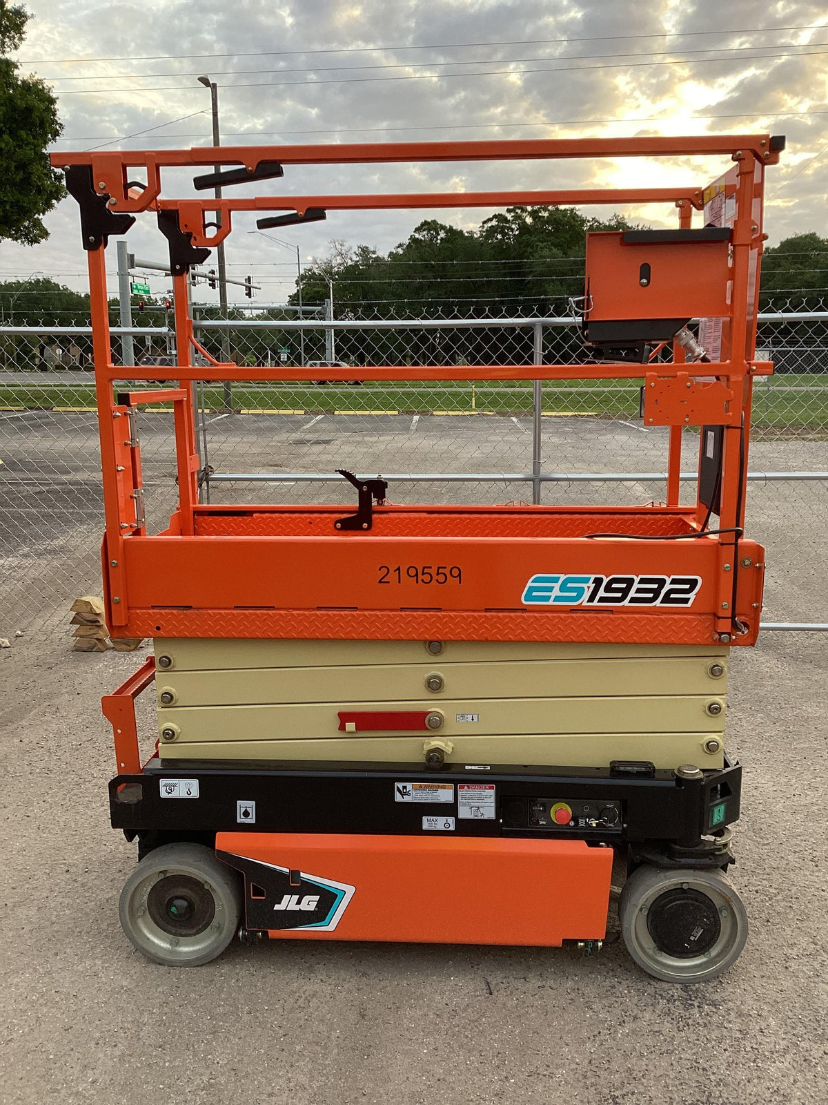 2022 JLG ES1932