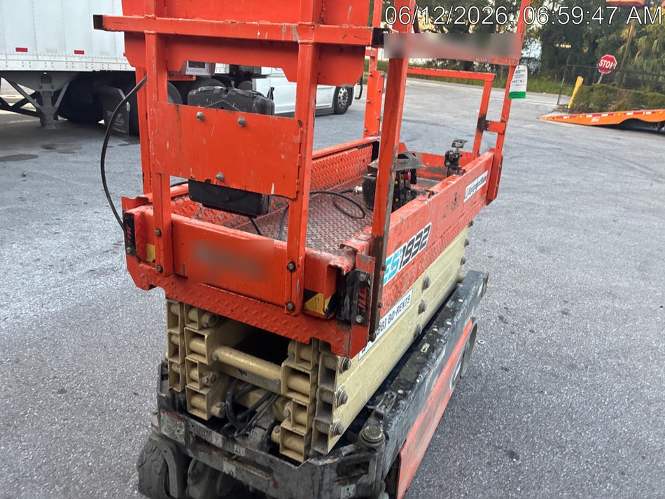 2022 JLG ES1932