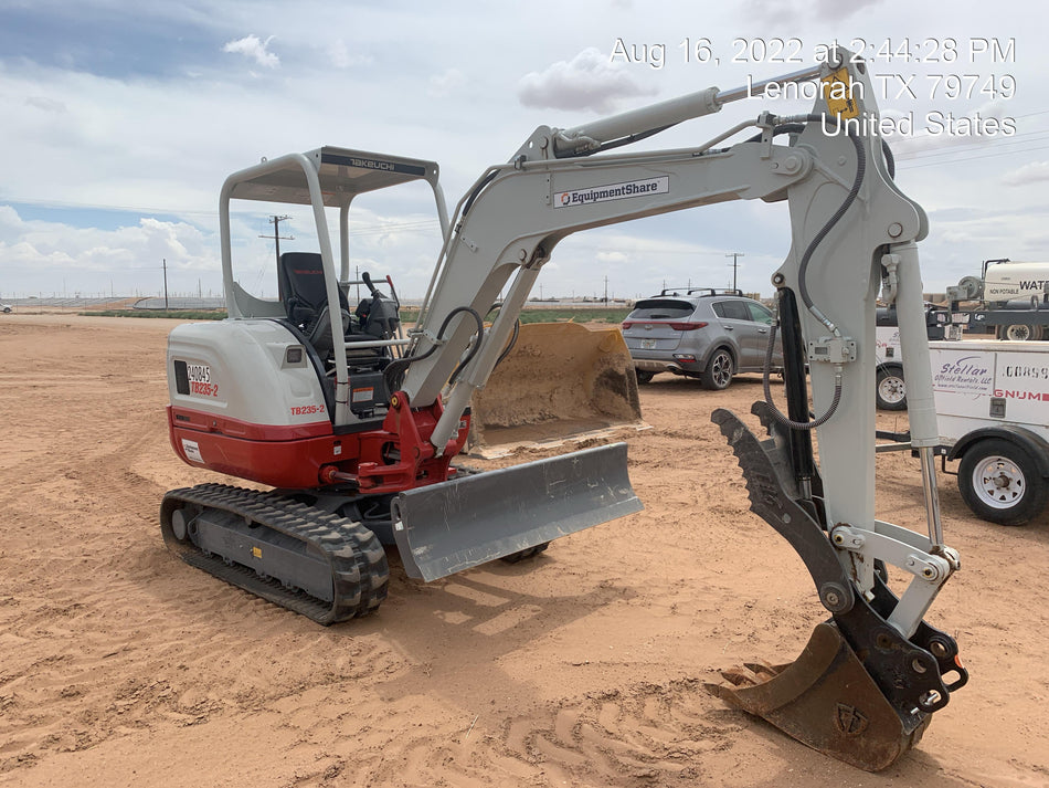 2022 TAKEUCHI TB235-2R