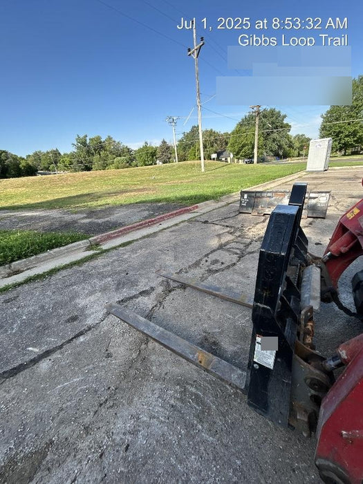 2021 TAKEUCHI 48" Pallet Forks - Takeuchi