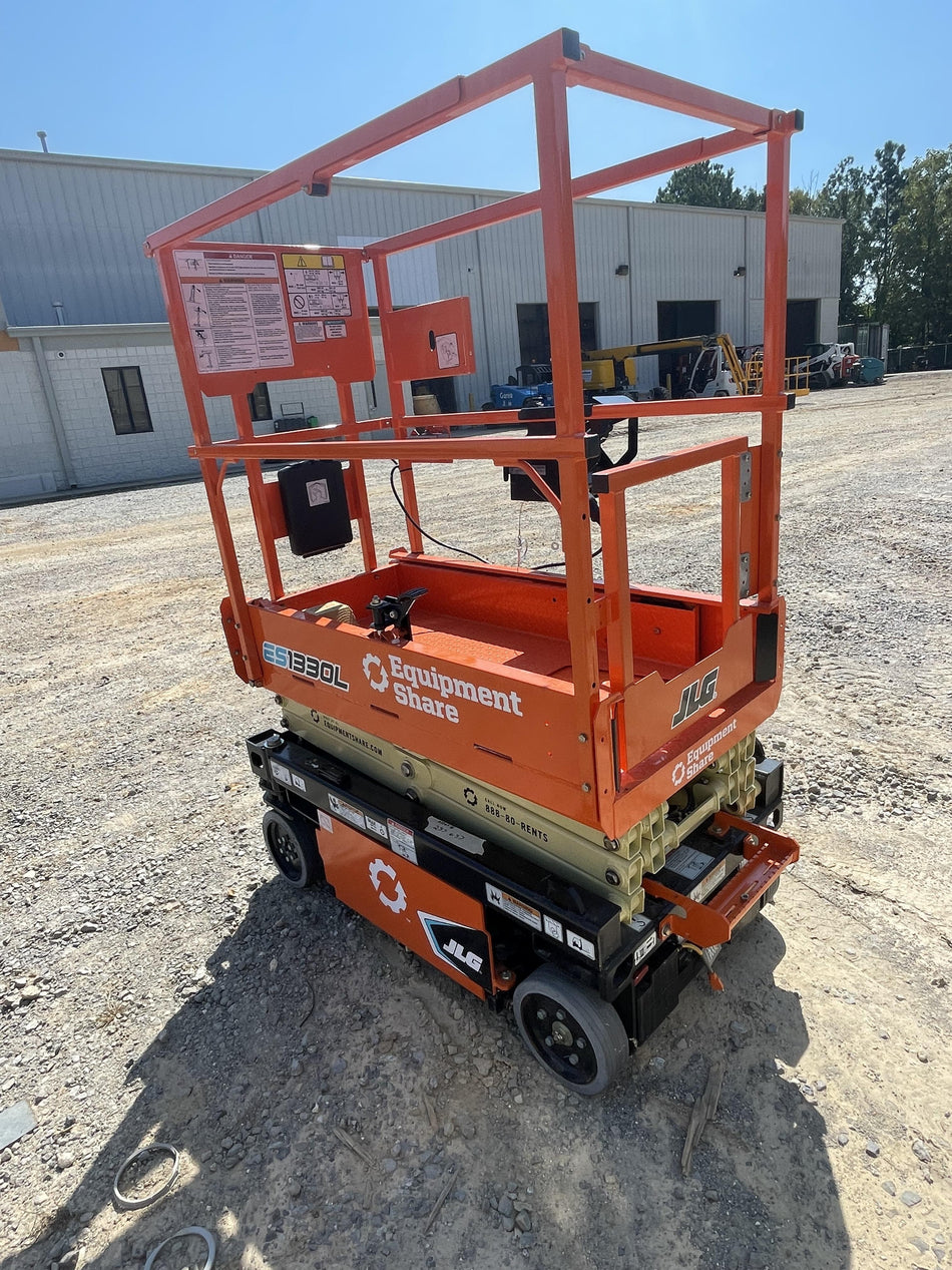 2022 JLG ES1330L
