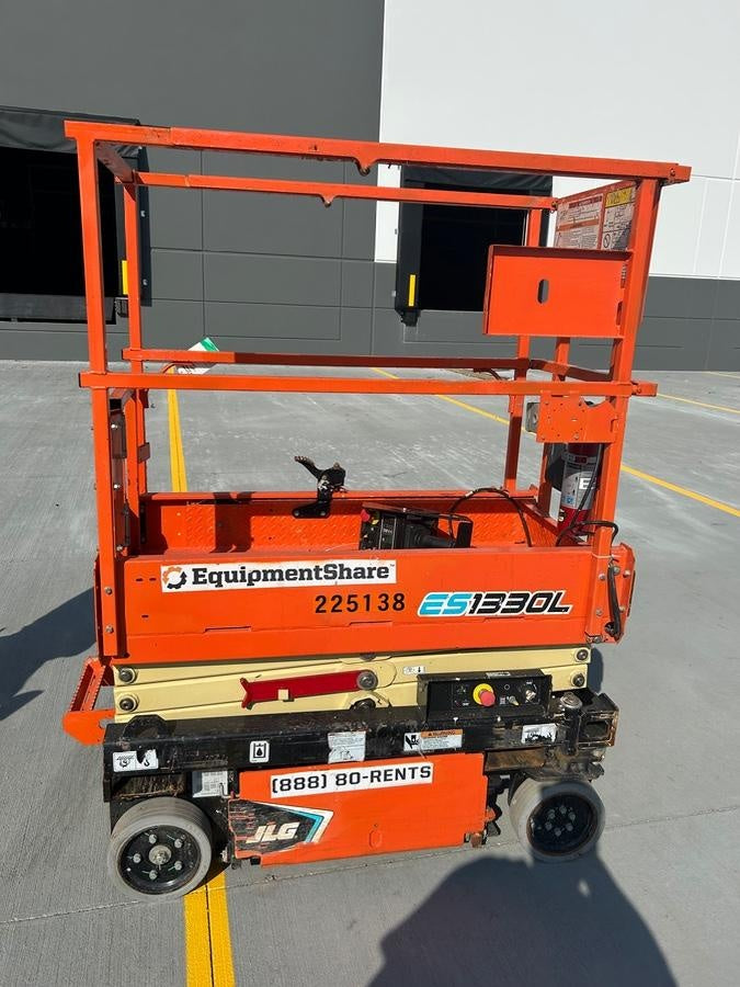 2022 JLG ES1330L