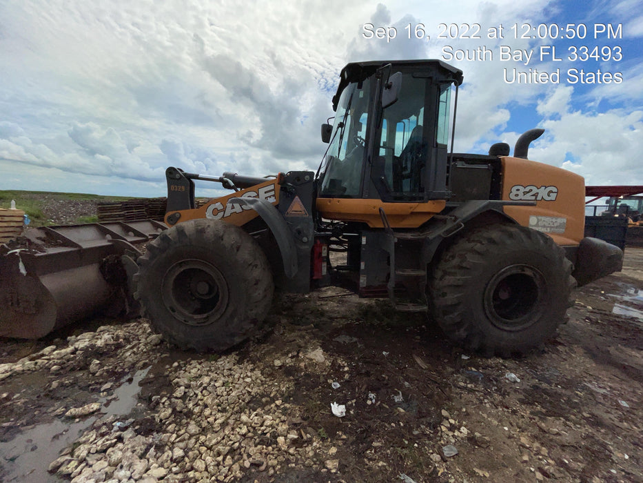2017 Case 821G CLOSED CAB, JRB 418 STYLE HYD COUPLER