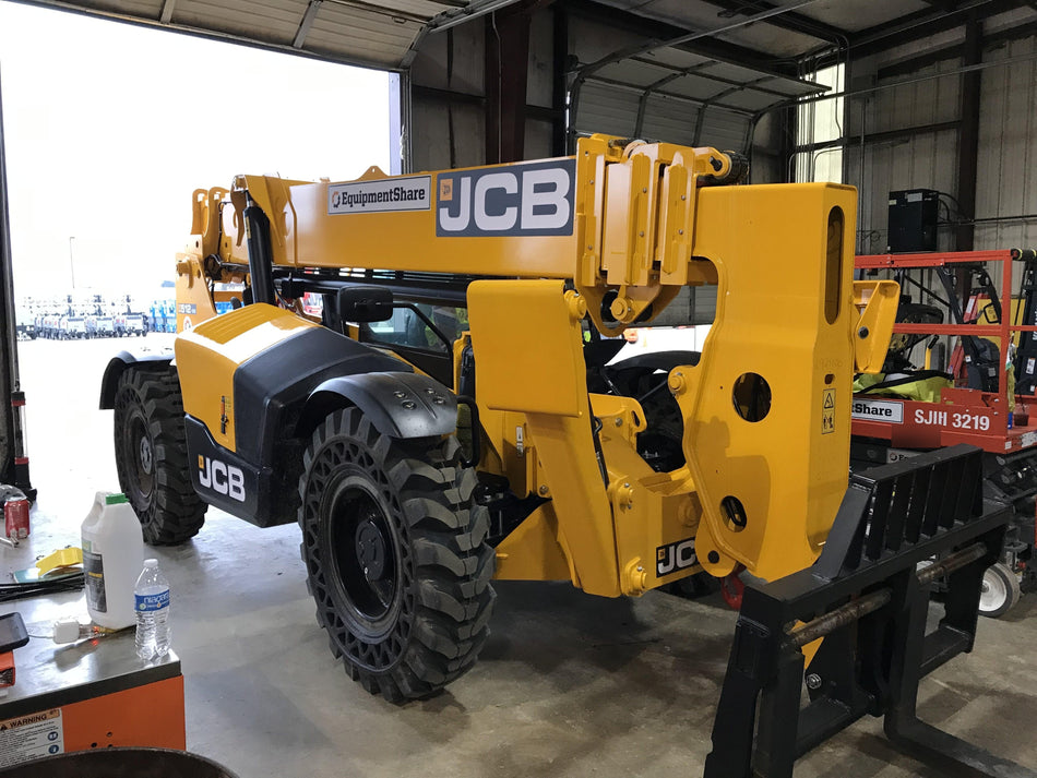 2019 JCB 512-56 Canopy, 109 HP, Solid Tires, STD Worklight, Beacon, Aux Hydraulics, Lifting Eye, Back up Alarm w/66" Carriage/60" Forks