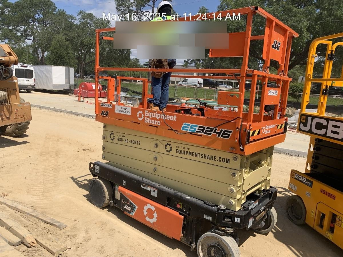 2022 JLG ES3246
