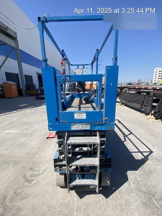 2019 Genie GS-2632 Folding rails with half height swing gate