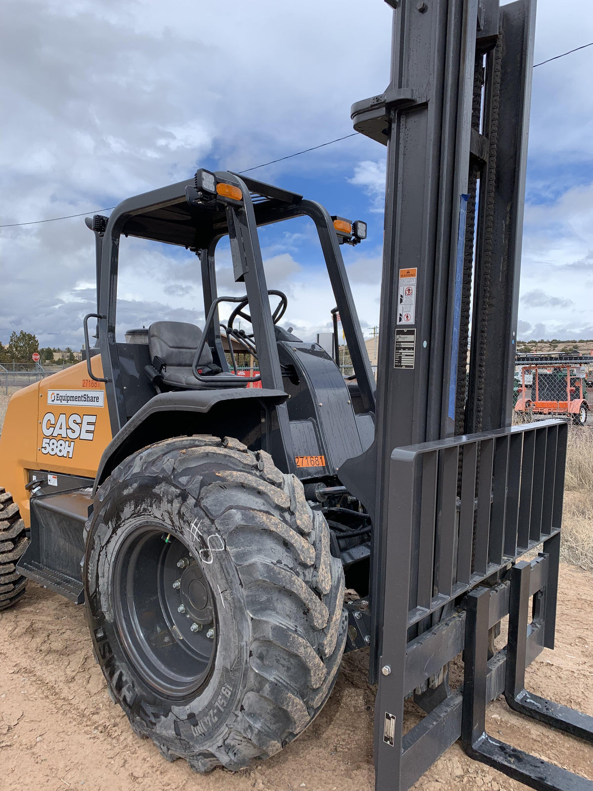 2023 CASE 588H