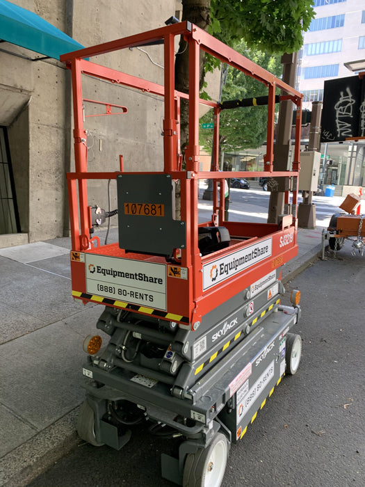 2020 Skyjack SJIII-3219 Solid NM Tires, Half height spring hinged entry gate, Dual Beacons, 800W Inverter