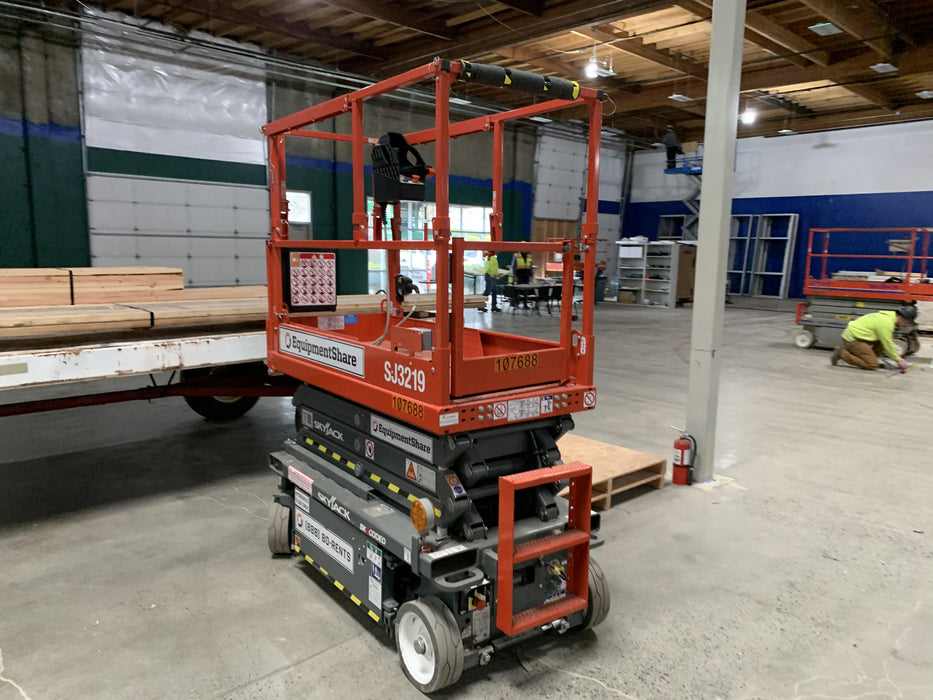 2020 Skyjack SJIII-3219 Solid NM Tires, Half height spring hinged entry gate, Dual Beacons, 800W Inverter