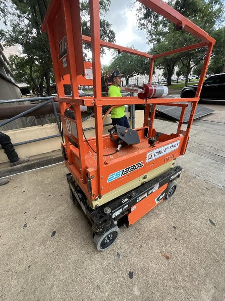 2021 JLG ES1330L
