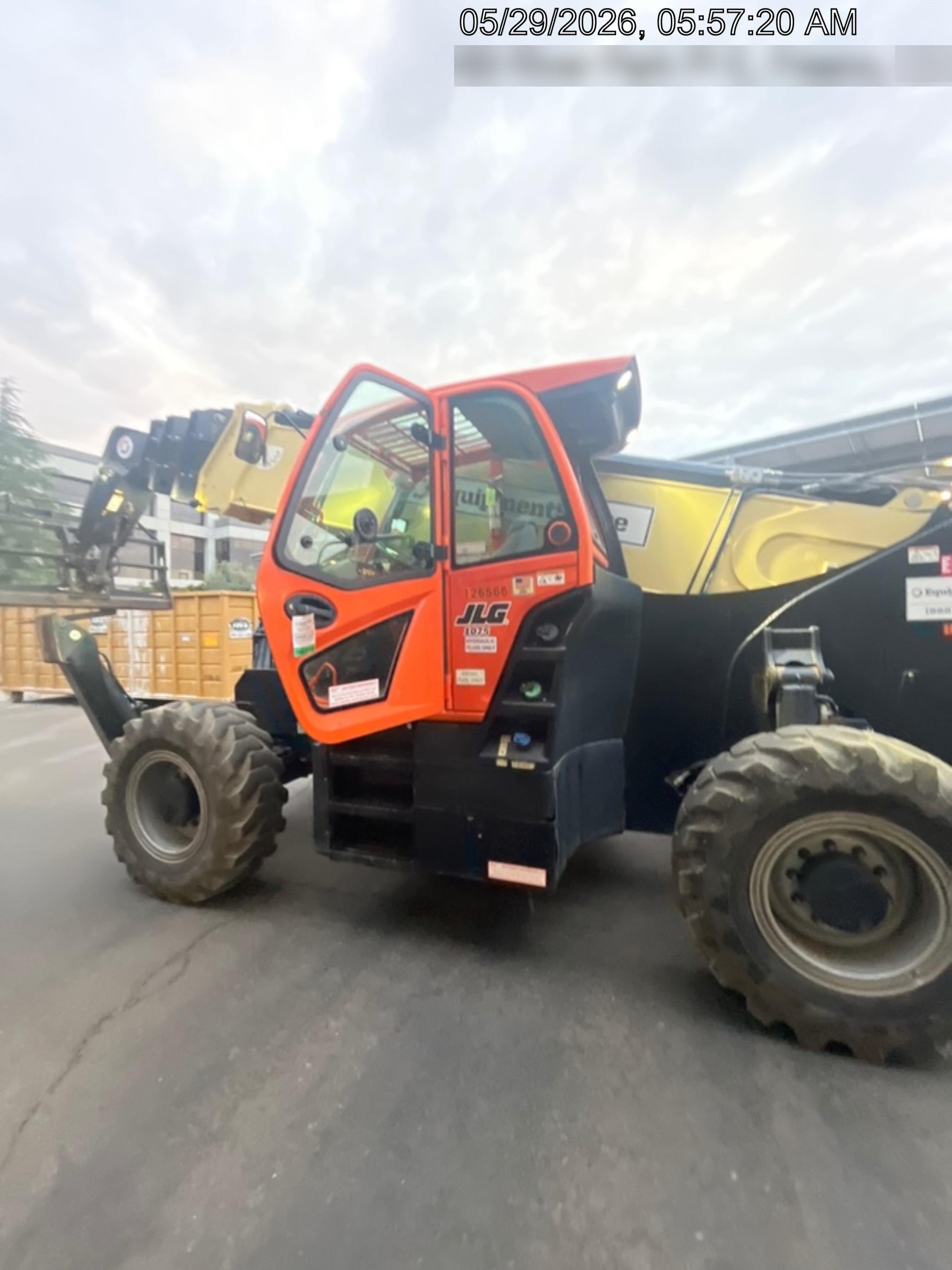 2021 JLG 1075