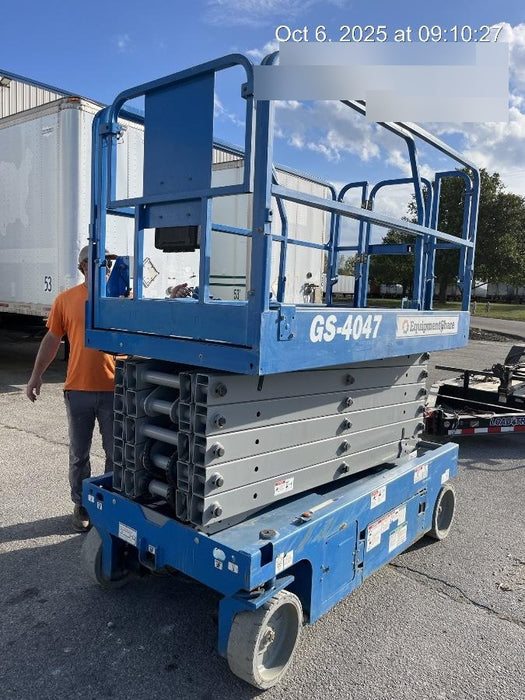 2019 Genie GS-4047 Folding rails with half height swing gate