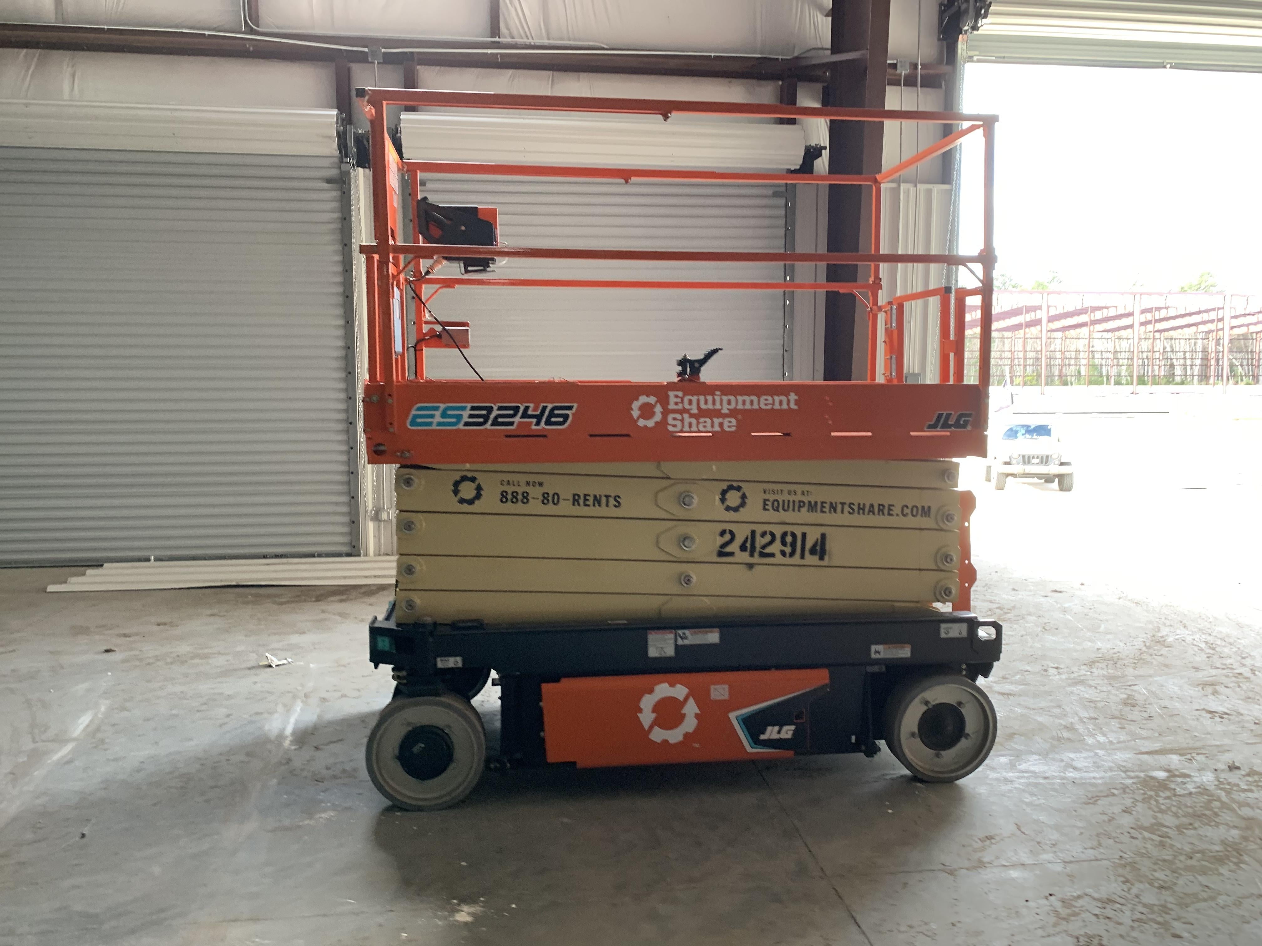 2022 JLG ES3246