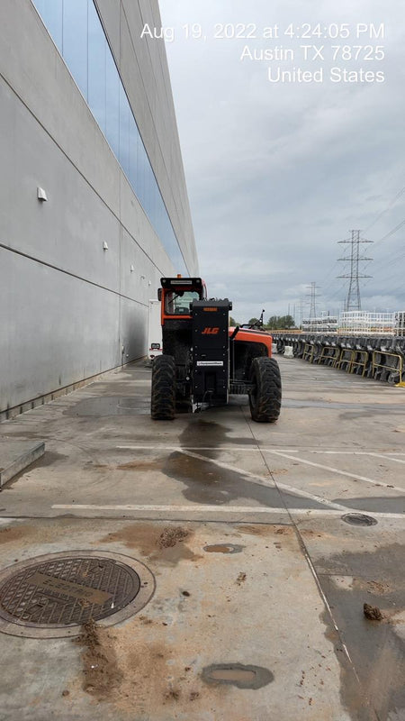 2022 JLG 1075