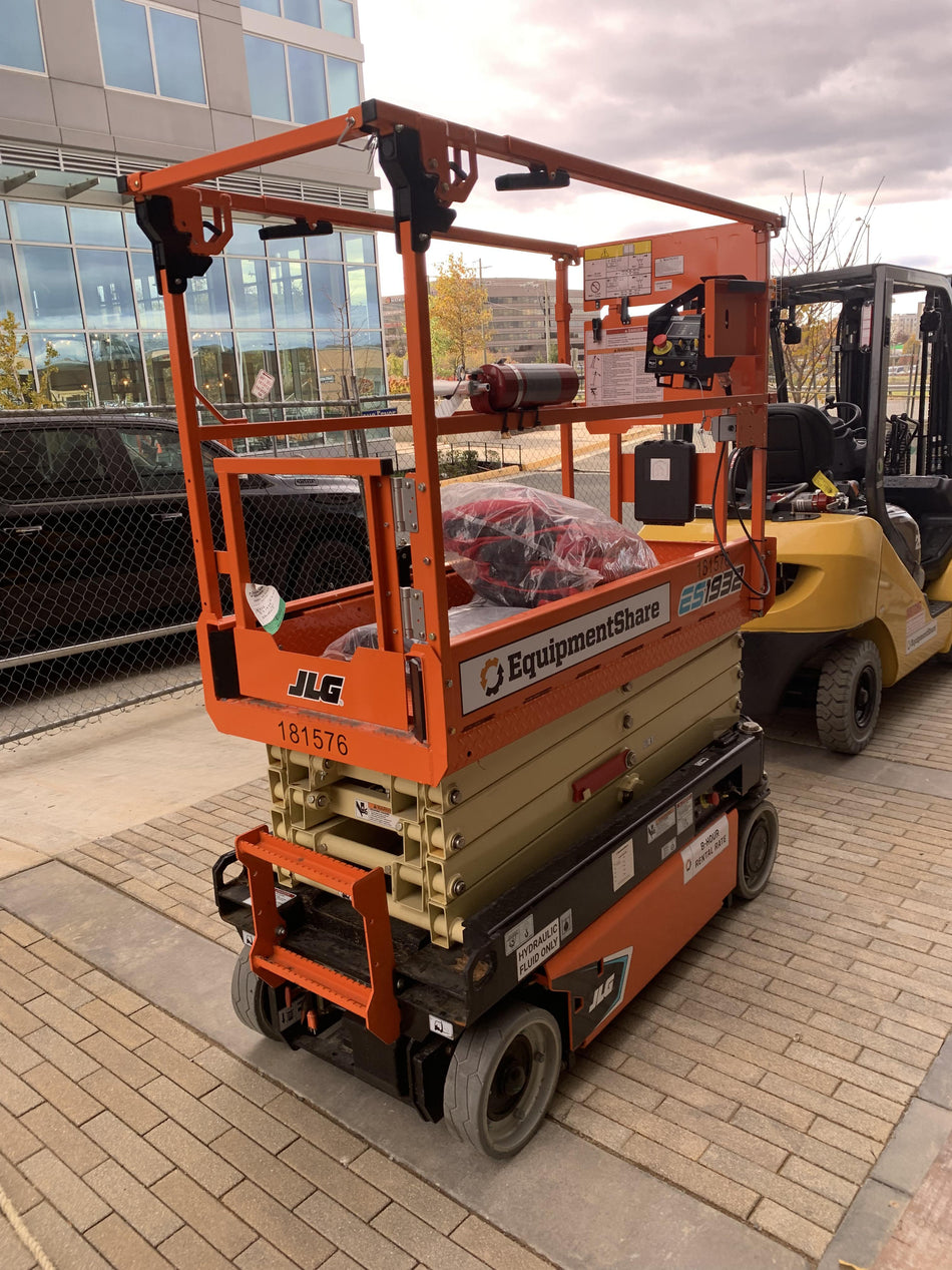 2021 JLG ES1932