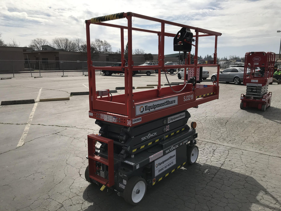 2020 Skyjack SJIII-3219 Solid NM Tires, Half height spring hinged entry gate, Dual Beacons, 800W Inverter