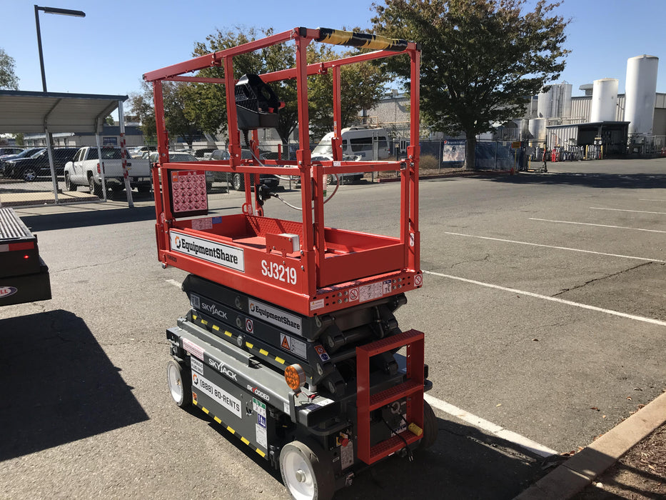 2020 Skyjack SJIII-3219 Solid NM Tires, Half height spring hinged entry gate, Dual Beacons, 800W Inverter