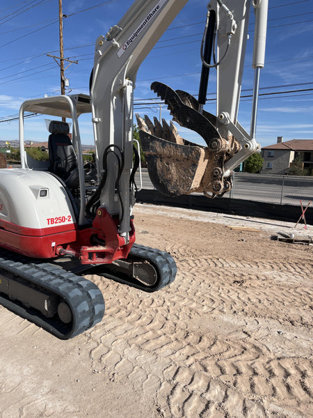 2023 TAKEUCHI TB250-2R