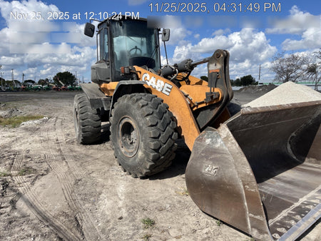 2018 Case 821G CLOSED CAB, 1 FUNCTION, JRB 418 STYLE HYD COUPLER