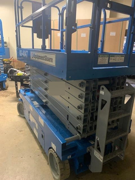 2019 Genie GS-4047 Folding rails with half height swing gate