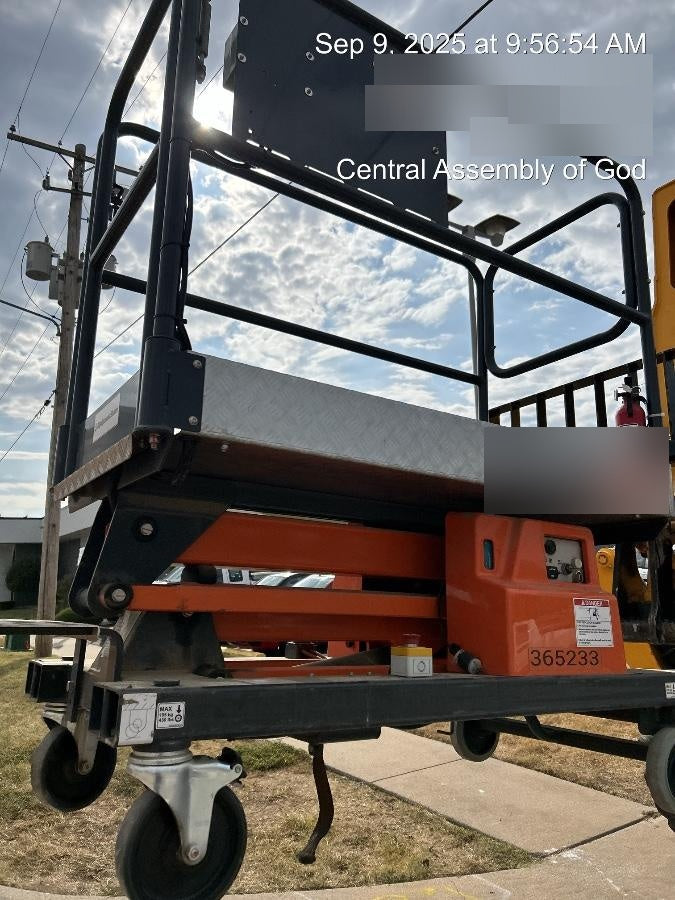 2023 JLG 1030P