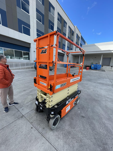 2022 JLG ES1932
