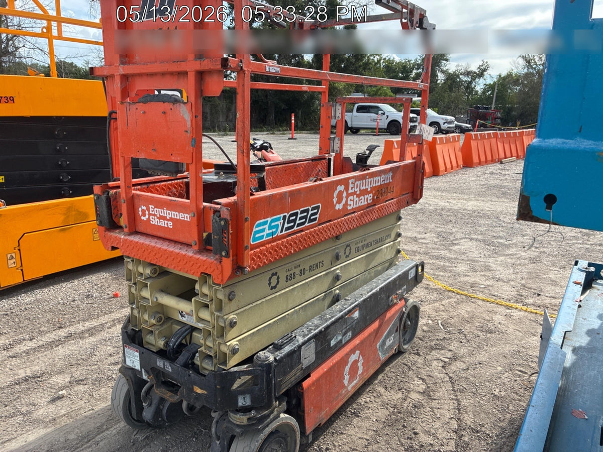 2023 JLG ES1932
