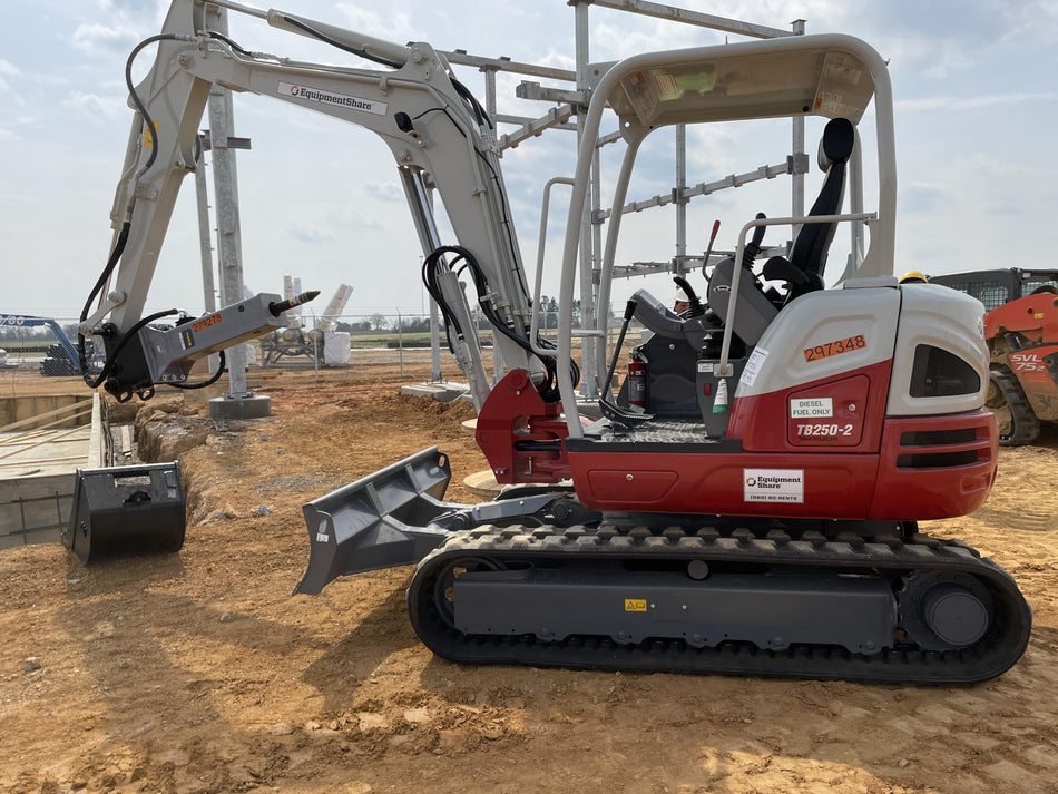2023 TAKEUCHI TB250-2R