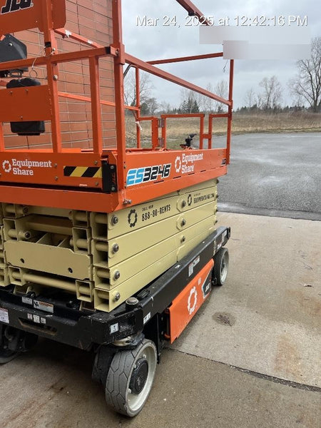2022 JLG ES3246