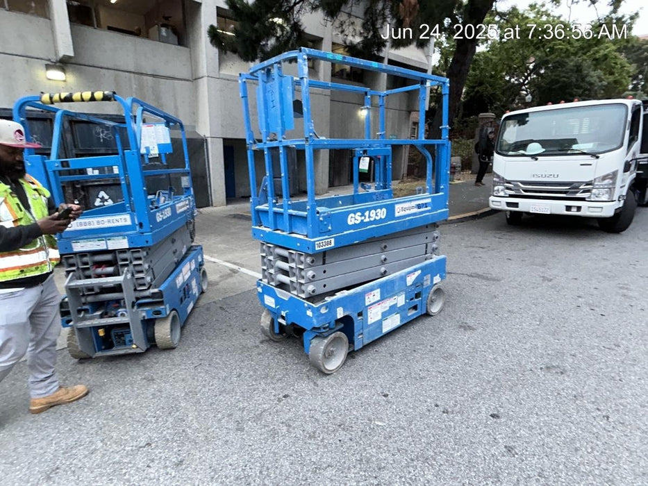 2020 Genie GS-1930 Solid Non Marking Tires, Beacon, Folding rails with half height swing gate, 800W Inverter