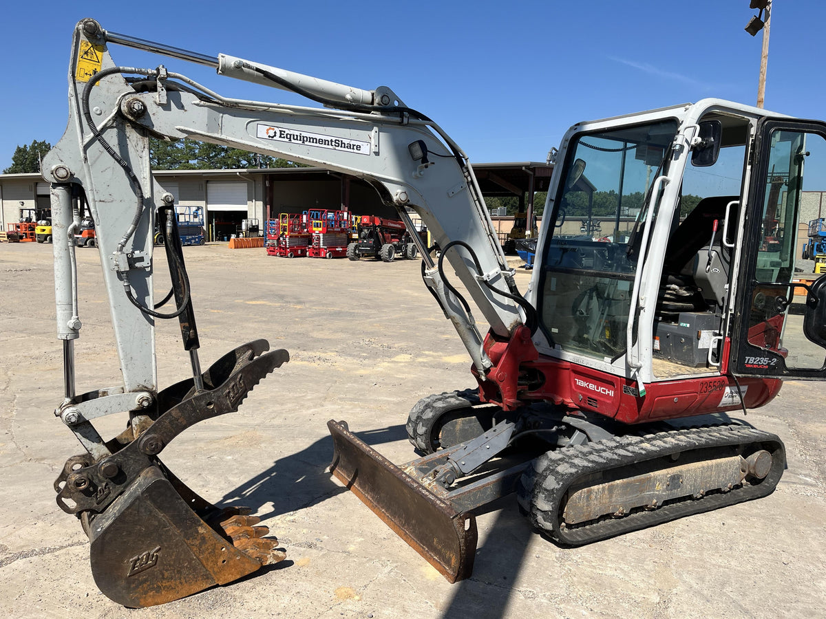 2022 TAKEUCHI TB235-2CR
