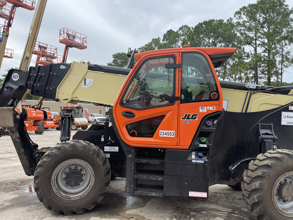 2022 JLG 1075