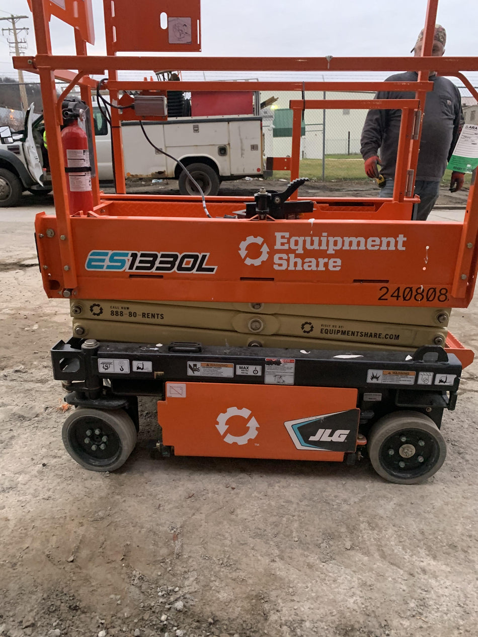 2022 JLG ES1330L