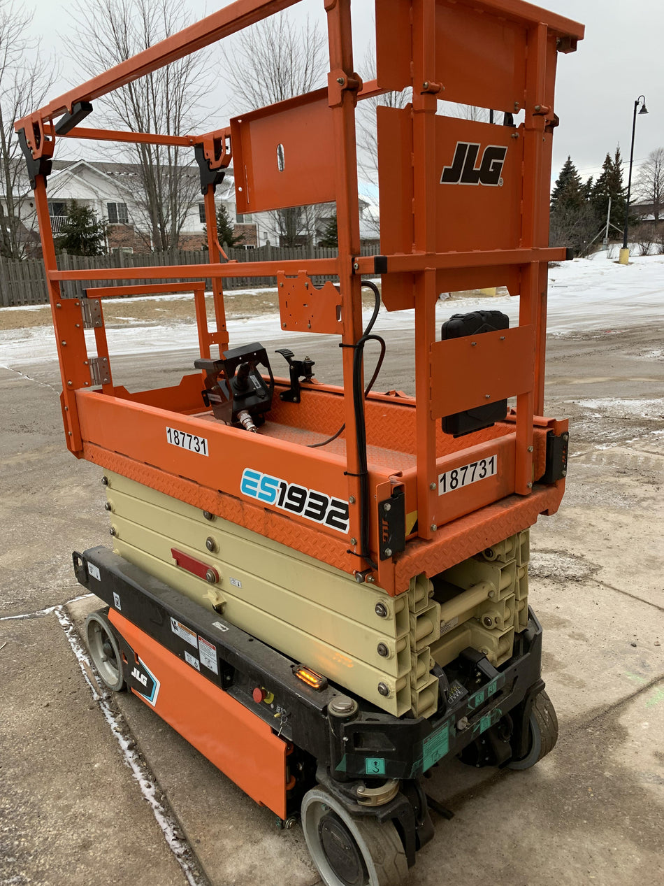 2021 JLG ES1932