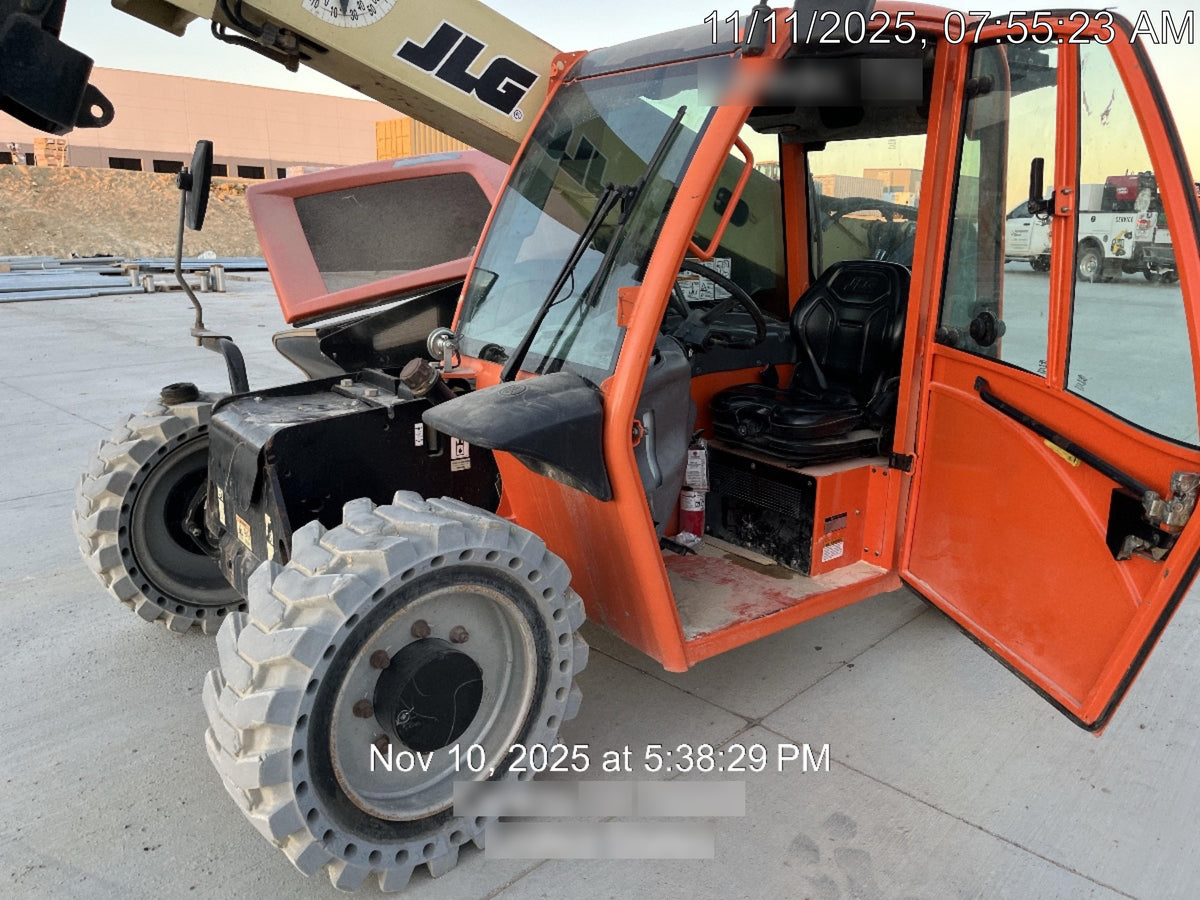 2019 JLG G5-18A Cab/Heat/Air, NM Solid Tires, Beacon w/48" Carriage, 48" Pallet Forks