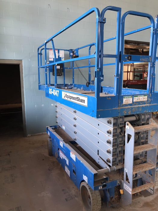 2019 Genie GS-4047 Folding rails with half height swing gate