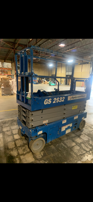 2019 Genie GS-2632 Folding rails with half height swing gate