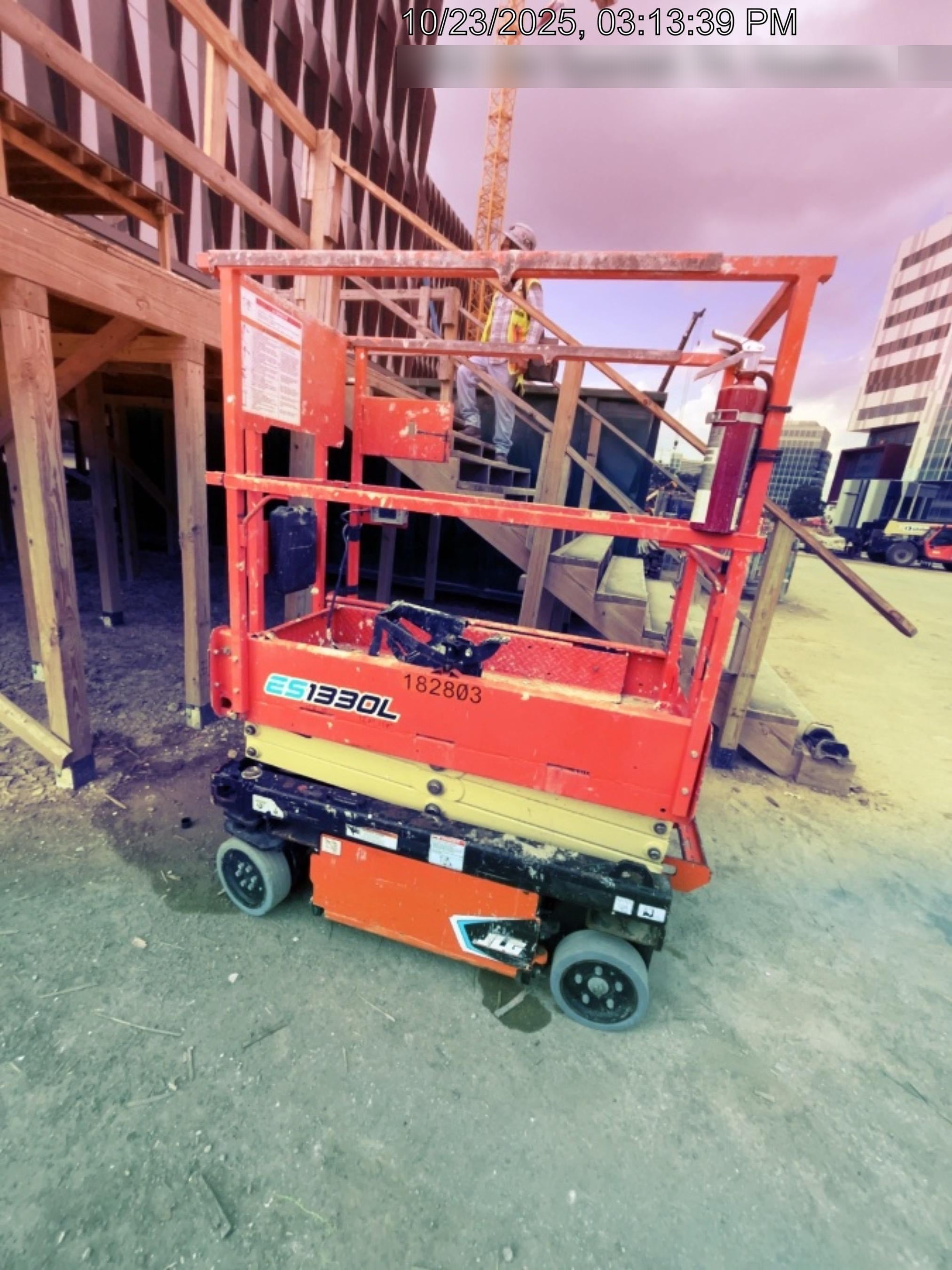 2021 JLG ES1330L