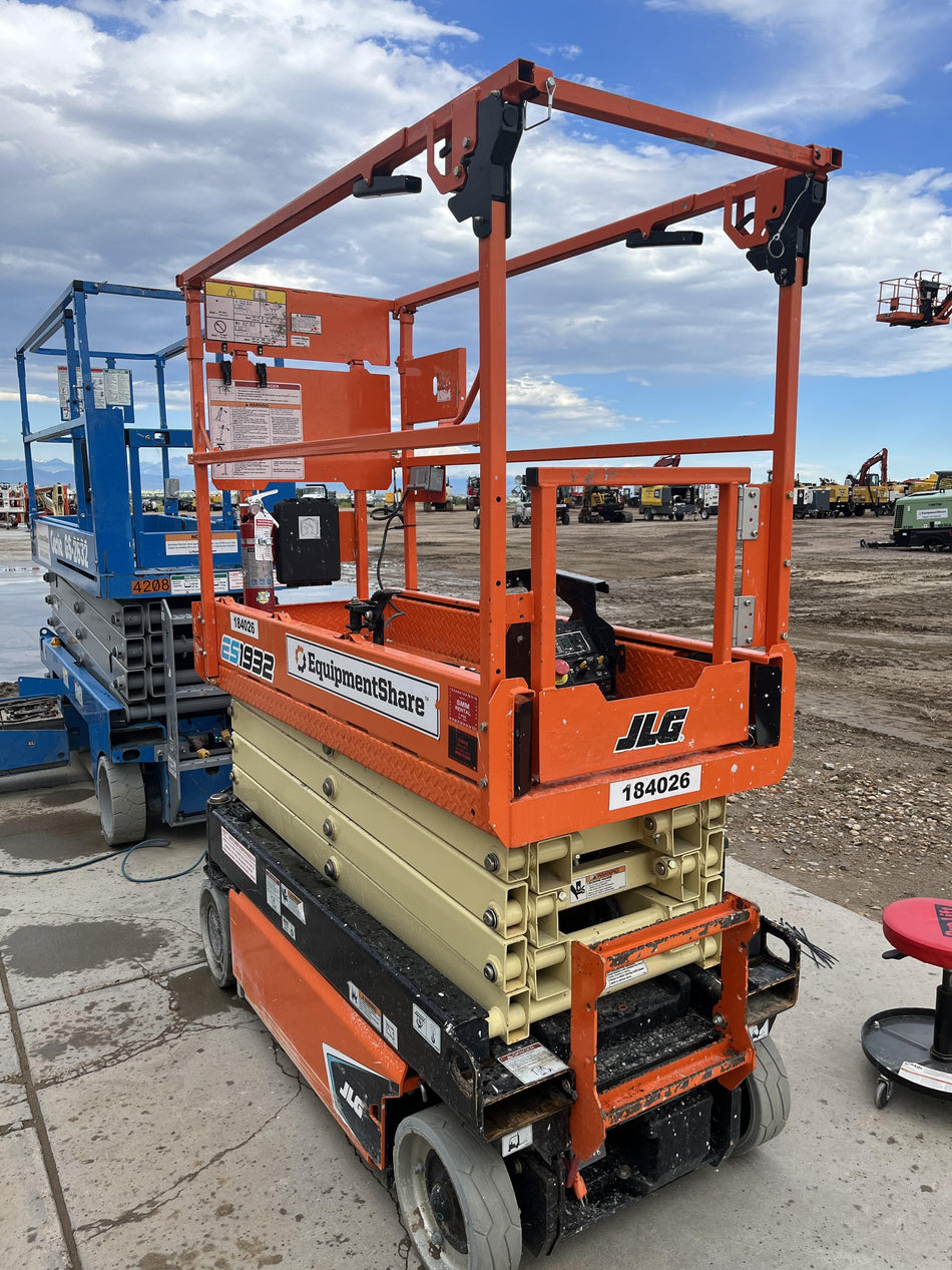 2021 JLG ES1932