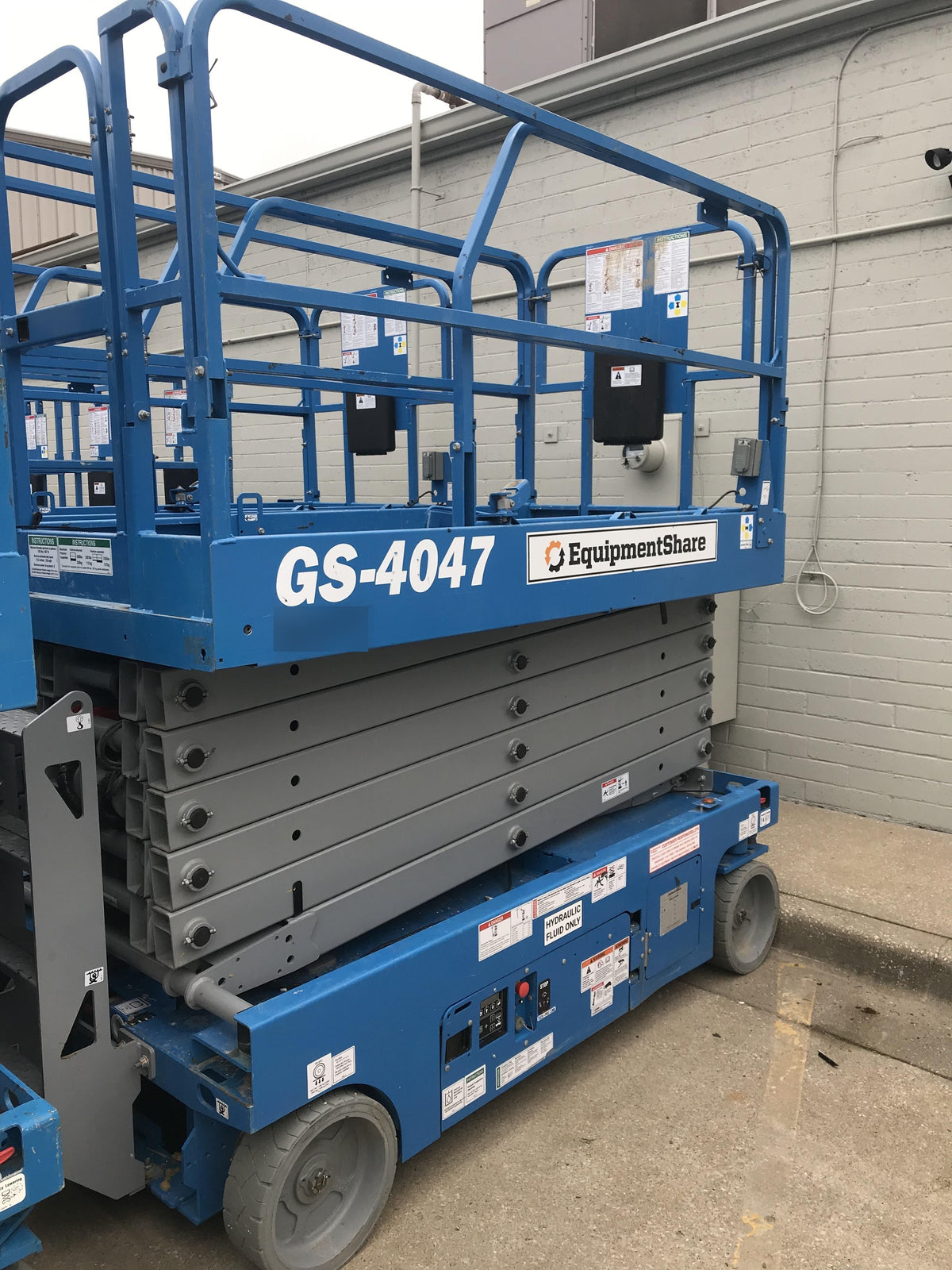 2019 Genie GS-4047 Folding rails with half height swing gate