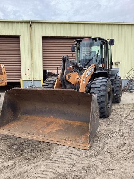 2018 Case 821G CLOSED CAB, JRB 418 STYLE HYD COUPLER