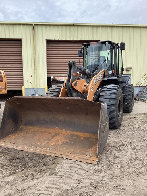 2018 Case 821G CLOSED CAB, JRB 418 STYLE HYD COUPLER