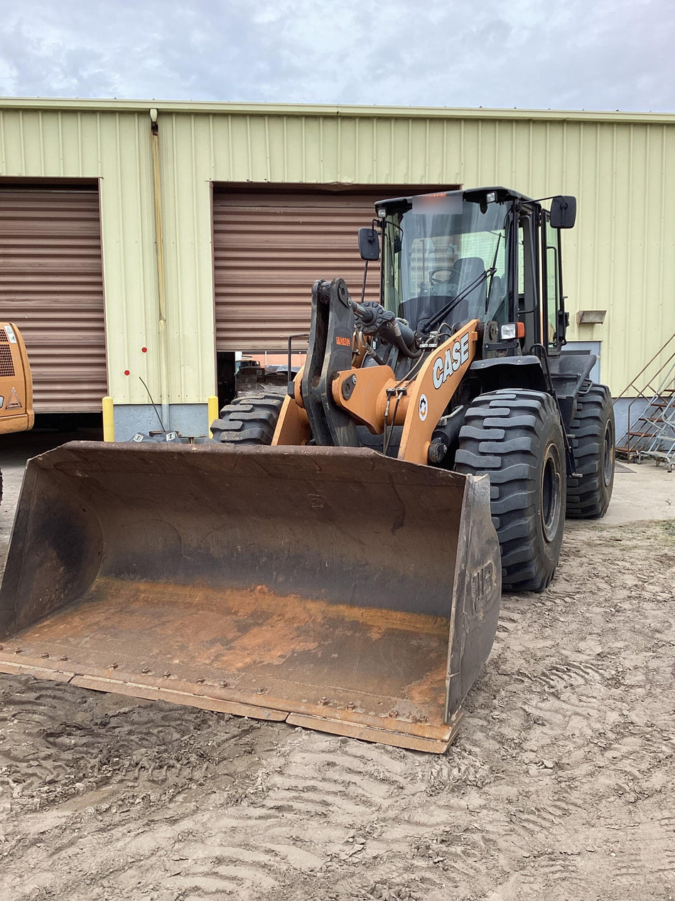 2018 Case 821G CLOSED CAB, JRB 418 STYLE HYD COUPLER