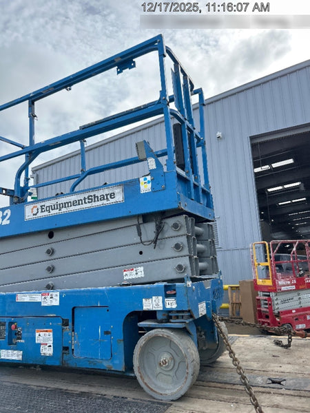 2019 Genie GS-2632 Folding rails with half height swing gate