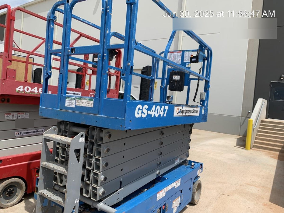 2019 Genie GS-4047 Folding rails with half height swing gate