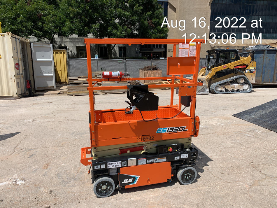 2022 JLG ES1330L