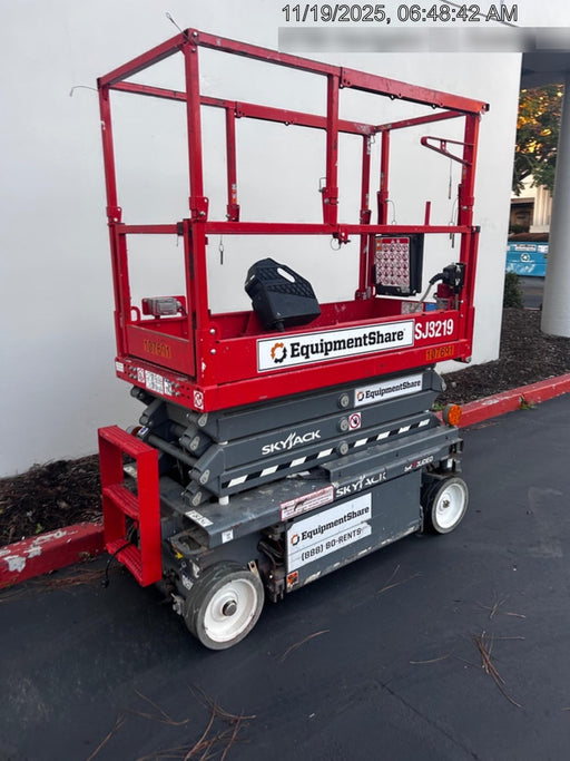 2020 Skyjack SJIII-3219 Solid NM Tires, Half height spring hinged entry gate, Dual Beacons, 800W Inverter