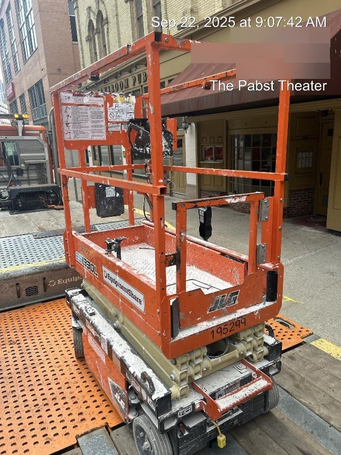 2021 JLG ES1330L