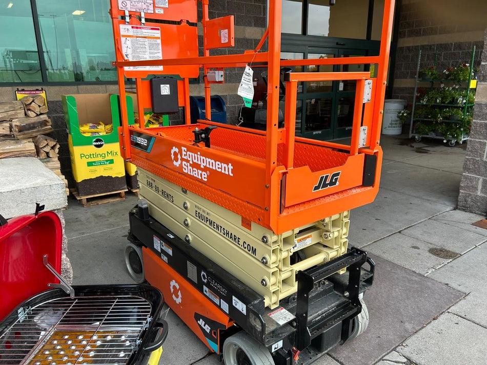 2025 JLG ES1932