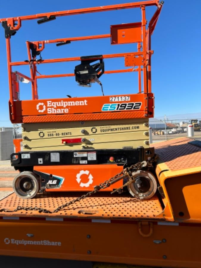 2022 JLG ES1932